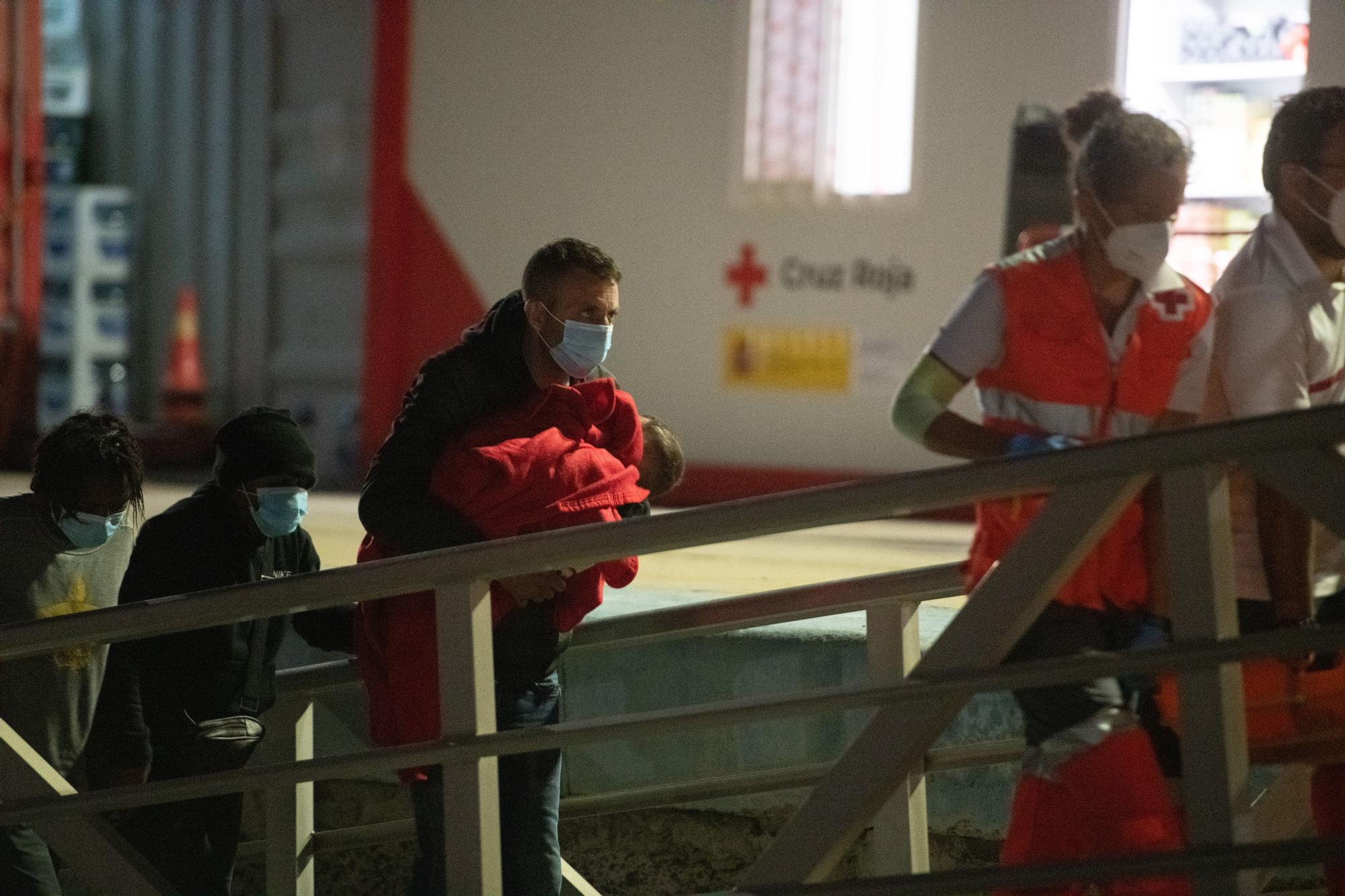 Un mercante rescata a los 54 ocupantes de una zódiac que se hundía al este de Fuerteventura