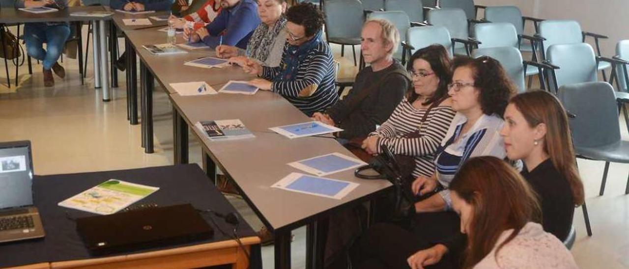 Algunos de los participantes en la reunión que tuvo lugar ayer en la asociación. // Rafa Vázquez