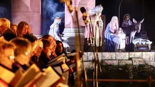 Las columnas del Teatro Romano y el paisaje del oeste de Cartagena acogen el nacimiento de Jesús en un belén a tamaño real