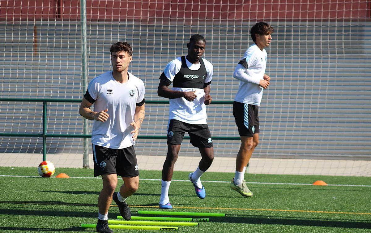 Nico Font, Konan Guy y Toni Gabarri, en otros ejercicios del entrenamiento del Castellón B.