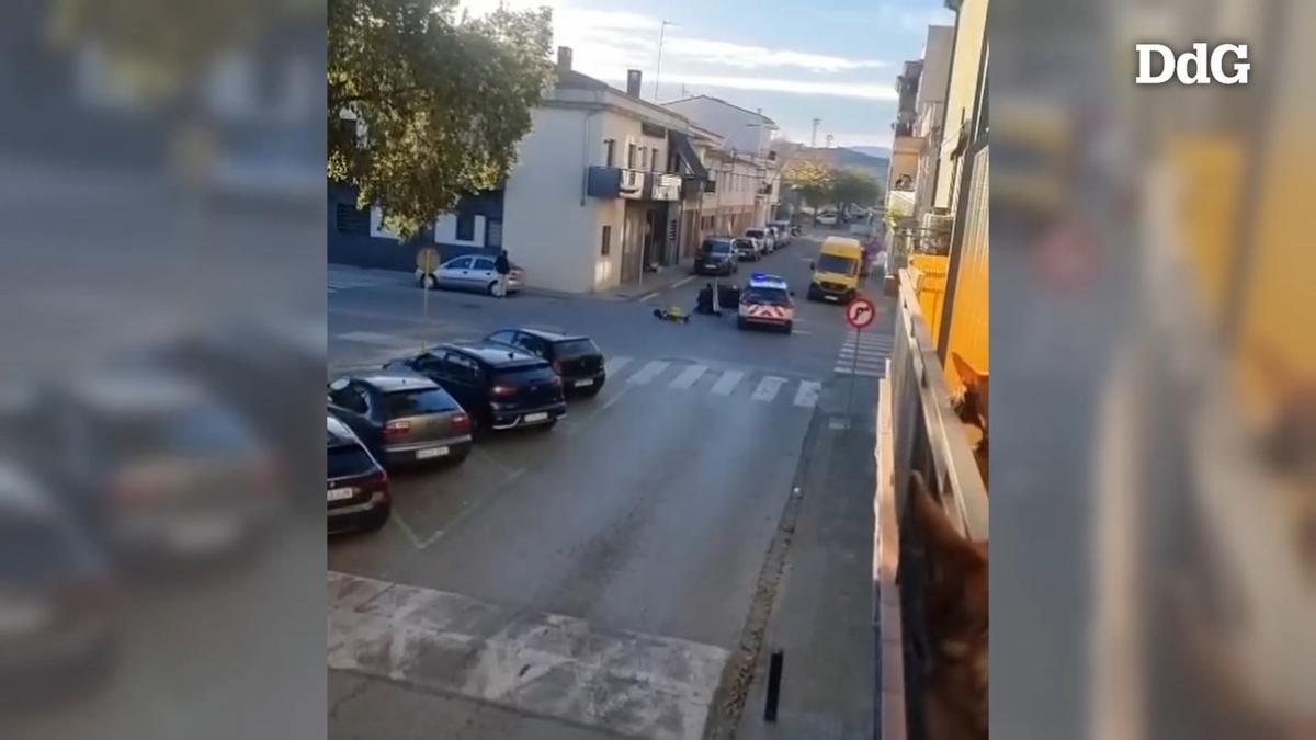 VÍDEO | Fugida fallida: s'accidenta amb patinet intentant escapar dels Mossos a Salt