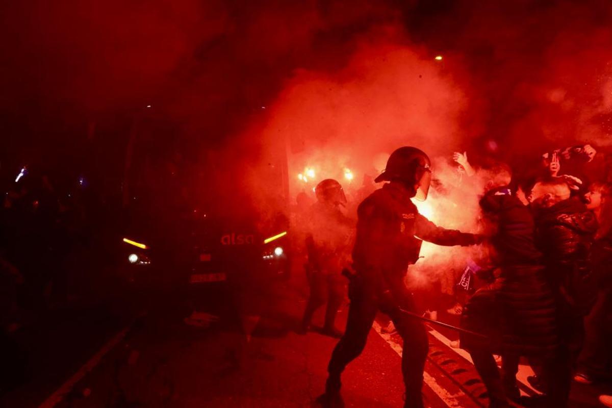Las aficiones del Oviedo y el Sporting calientan motores antes del derbi