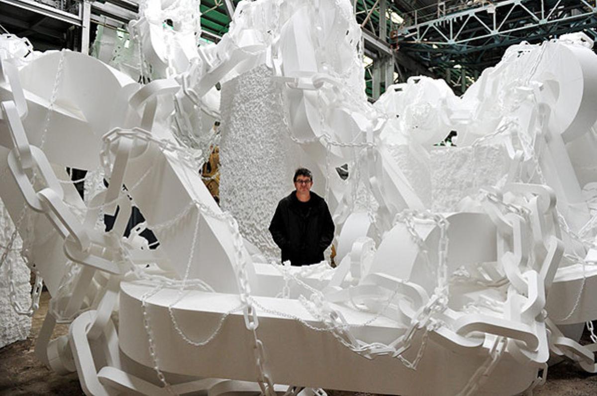 L’artista neozelandès Peter Robinson amb la seva obra ’Snow Ball Blind Time’, durant una presentació prèvia per a la premsa de la 18 Biennal de Sidney (Austràlia).