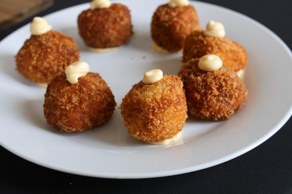 Croquetas de sobrasada y miel de La Nucía y níspero.
