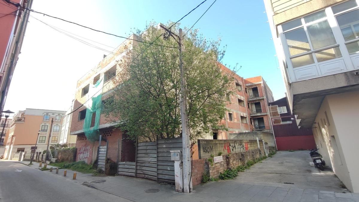 El edificio de la calle Atranco, en Cangas, que según la Sareb saldrá a subasta.