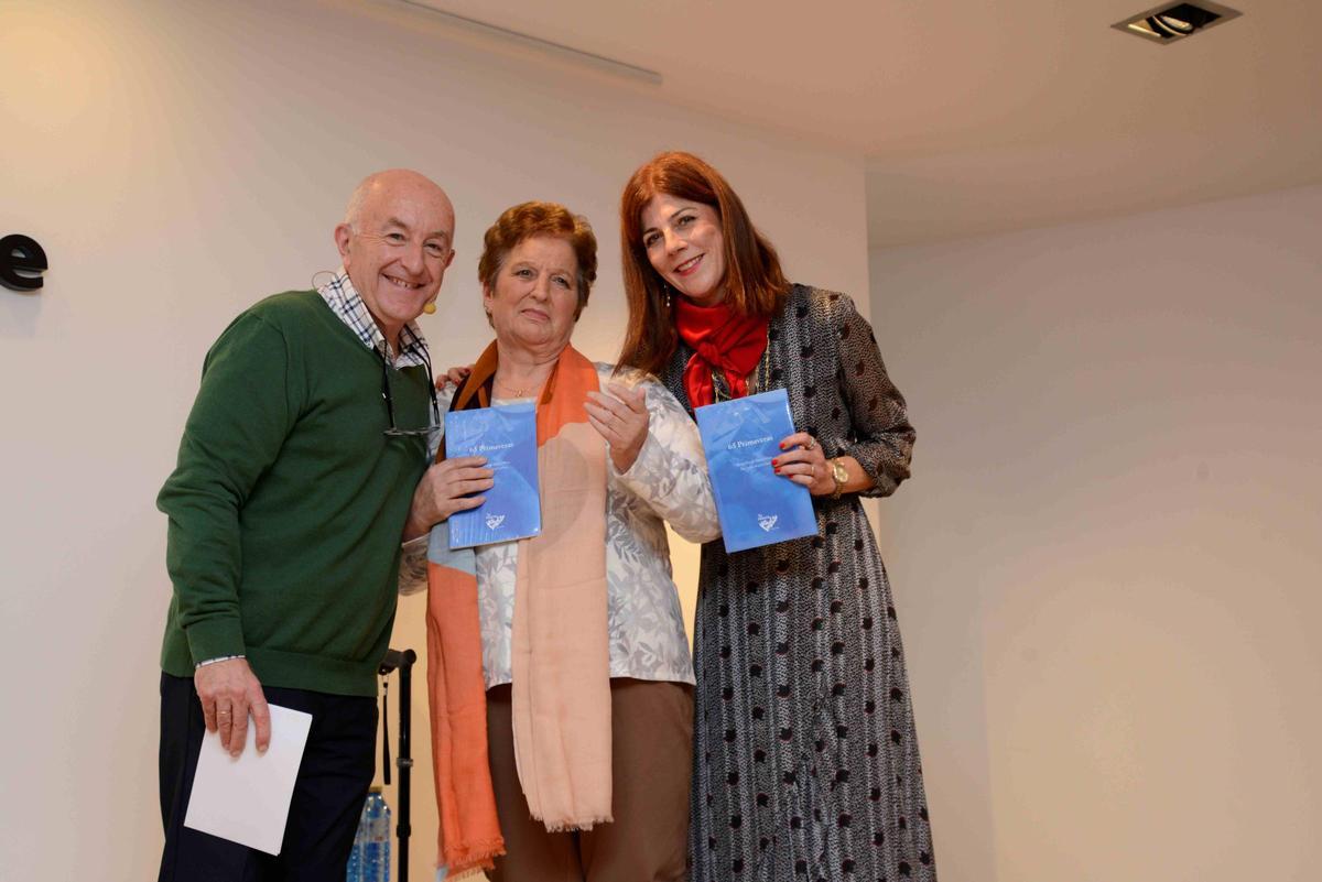 María Mata y Lucía Llaca reciben su libro de manos de Gayoso