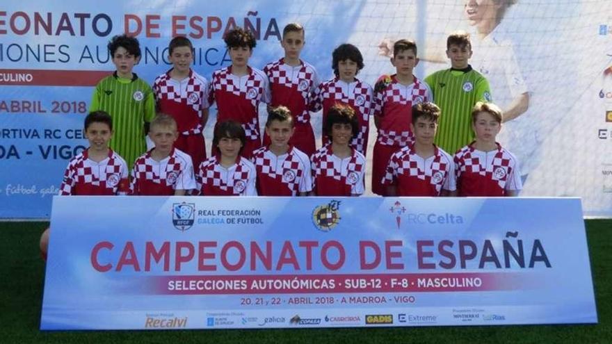 Formación de la selección Sub-12 de Castilla y León, con el benaventano Diego Heras.