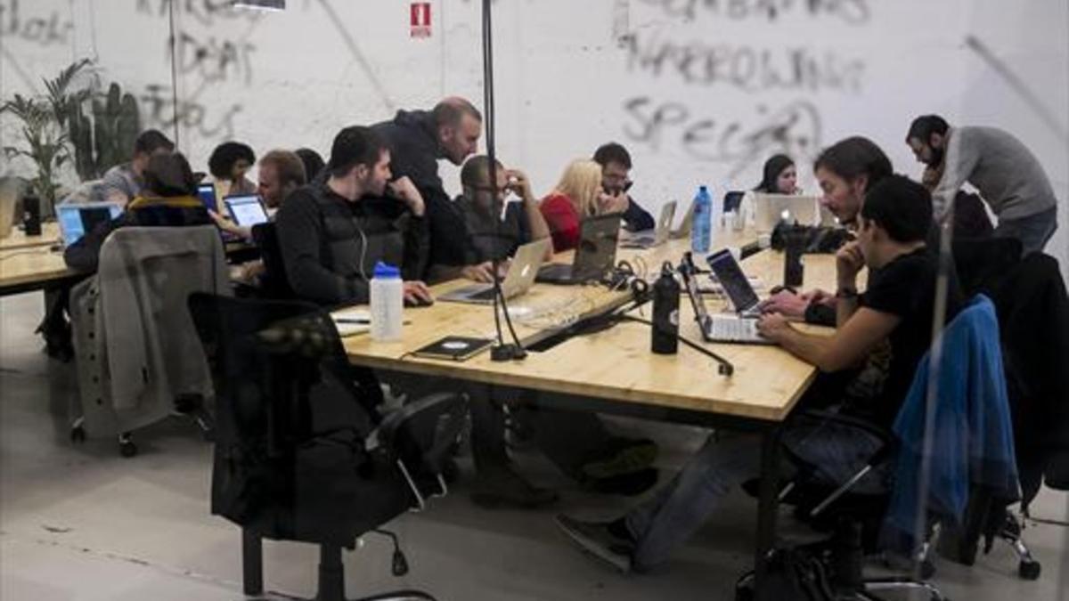 UNA CLASE DE 'CODING'. Ironhack ofrece cursos de programación donde la mayoría de estudiantes son hombres.