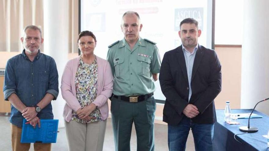 Por la izquierda, Jorge Cuesta, de la Asociación de Vigilantes Privados; Guadalupe Zapico, de Working Comunicación; el teniente Avelino Torres, del Seprona de Gijón, y Raúl Ruiz, de la Asociación de Vigilantes.