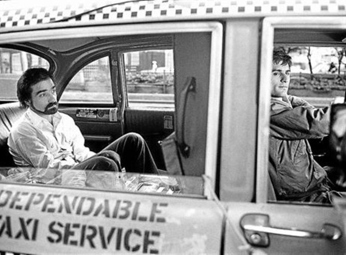 UN DIRECTOR EN MANS DEL SEU ACTOR 3 Martin Scorsese assegut a la part posterior del taxi que condueix Robert De Niro, que encarna un excombatent que recorre Nova York i acaba sent un assassí. UN DIRECTOR EN MANS DEL SEU ACTOR 3 Martin Scorsese assegut a la part posterior del taxi que condueix Robert De Niro, que encarna un excombatent que recorre Nova York i acaba sent un assassí.
