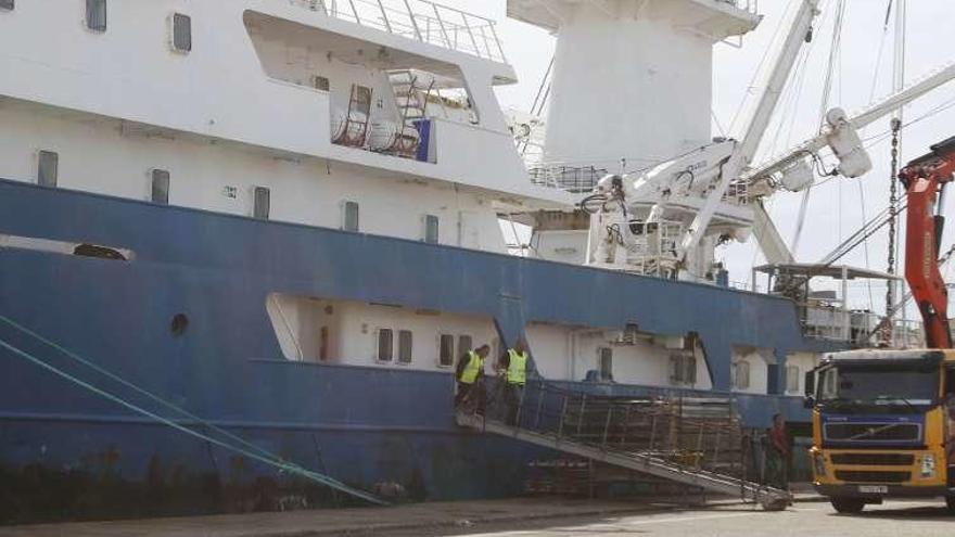 Agentes de la Guardia Civil desembarcan ayer del &quot;Pacific Star&quot;. // A.V.