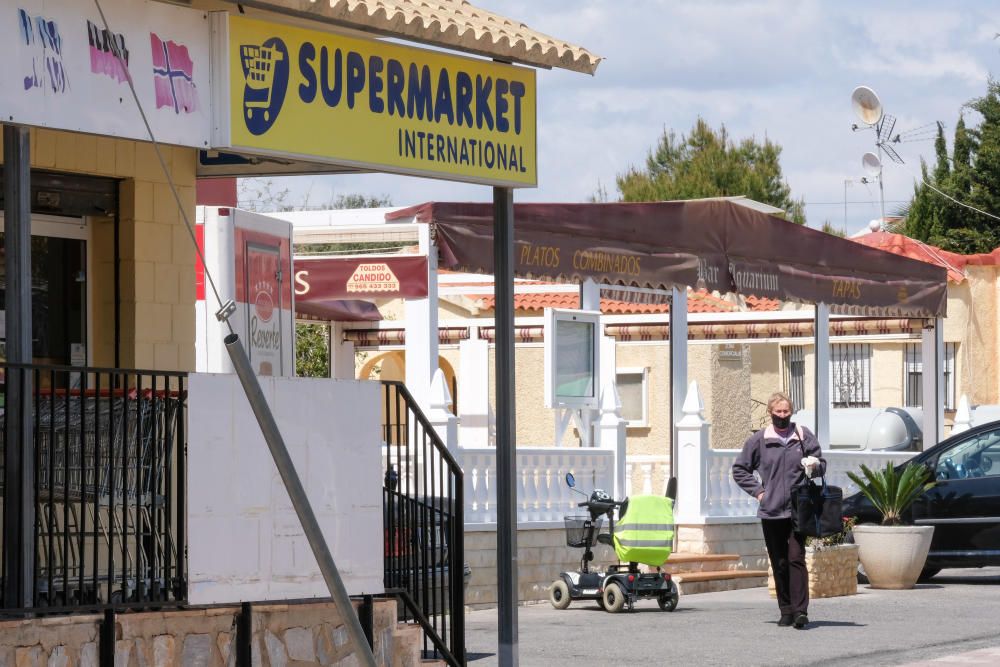 Las comunidades de residentes extranjeros interpretan a su manera las reglas de confinamiento en muchos lugares del litoral del a provincia. Imágenes de San Fulgencio.