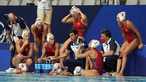 Miki Oka, seleccionador de waterpolo, se dirige a sus jugadoras en un tiempo muerto en Tokio