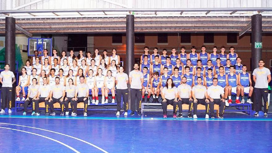 Las cuatro selecciones, con sus jugadores y técnicos, que representarán a Canarias en los nacionales a celebrar en Huelva a partir del próximo 3 de enero.