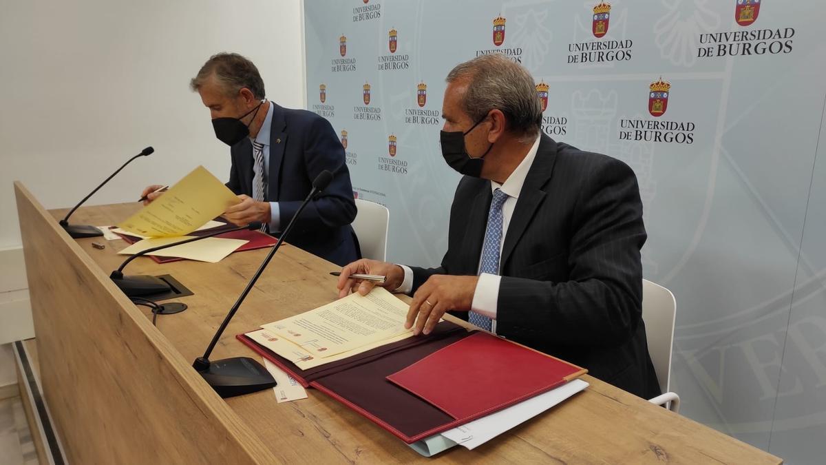 El rector de la UBU, Manuel Pérez Mateos, y el presidente del Consejo Consultivo CyL, Agustín S. De Vega en la firma de un convenio de colaboración.