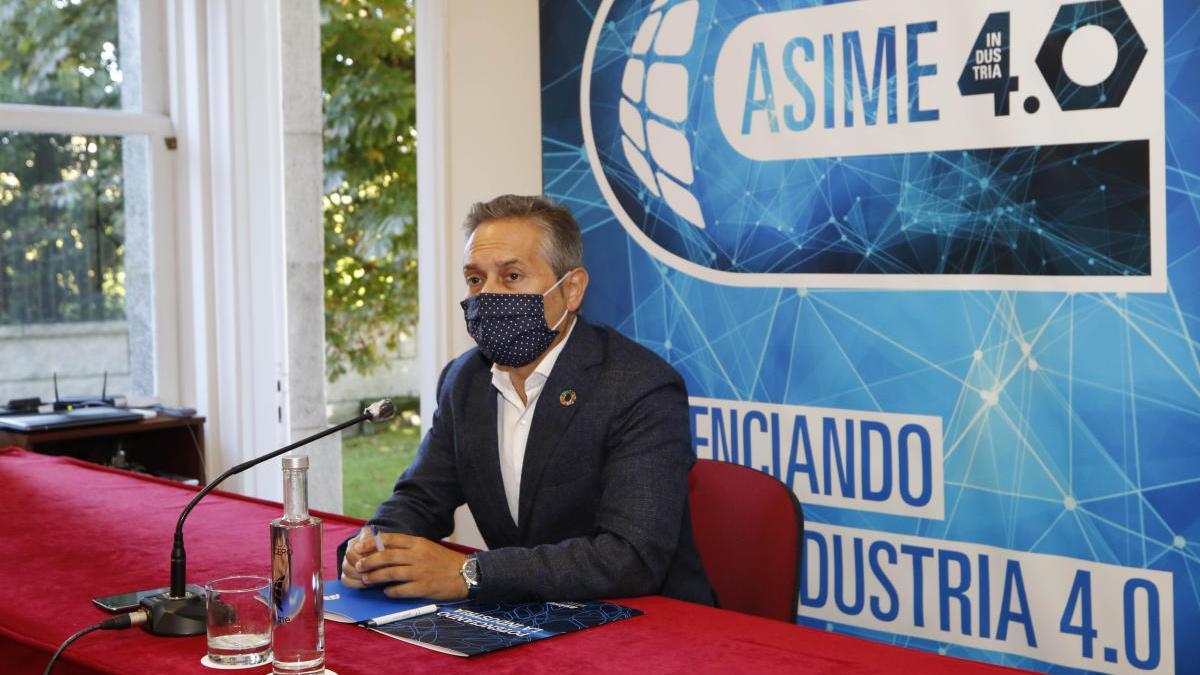 Enrique Mallón, en la rueda de prensa de esta mañana. // Alba Villar