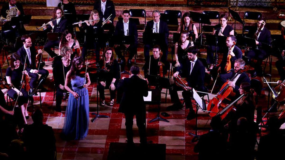 Concierto de la OSCE del pasado mes de mayo con la violinista Lina Tur.  | TONI ESCOBAR