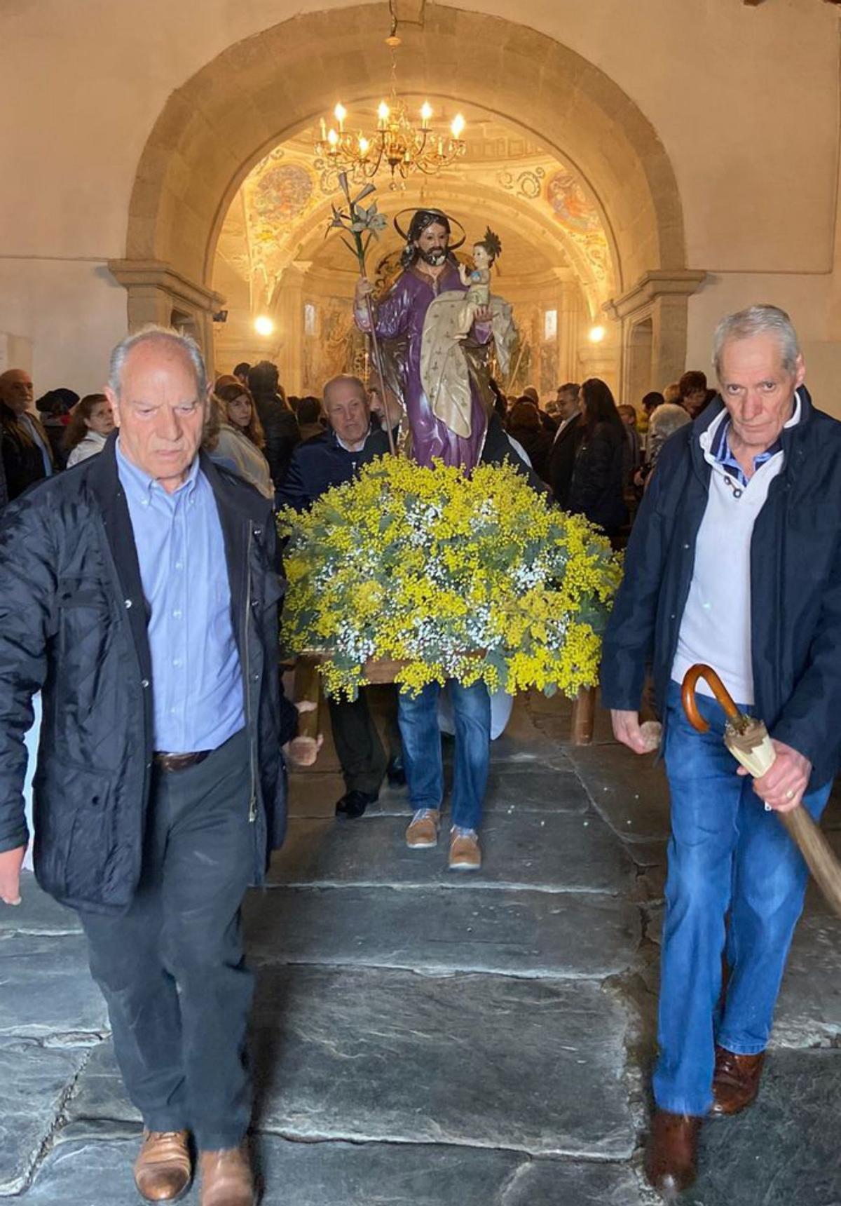 Eucaristía en la ermita del Santísimo Cristo del Campo oficiada por el párroco Teo Nieto. | Ch. S.