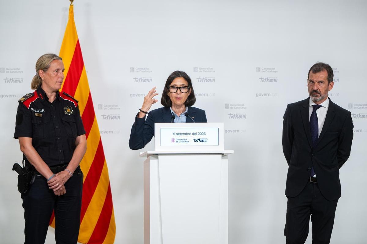 A l’esquerra, la nova comissària en cap dels Mossos, Sílvia Catà, i la consellera d’Interior, Núria Parlon, durant l’acte d’aquest dimecres.