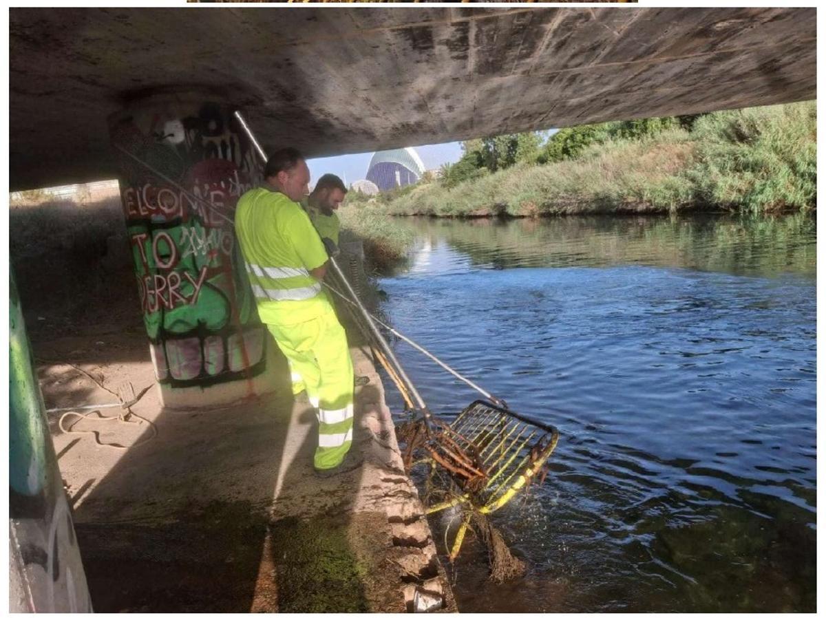 Los trabajadores extrayeron Vallas metálicas, entre otros objetos del cauce del río