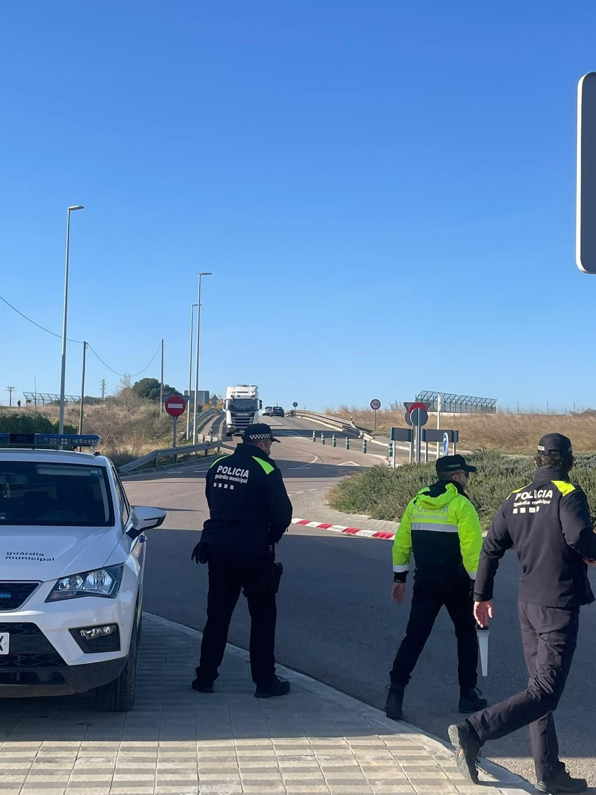 La Guàrdia Urbana realitzant un control aquest dijous el matí en una de les entrades de Figueres