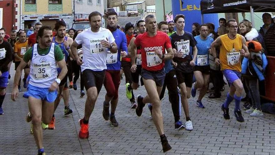 La salida de la prueba de Riosa, con el medallista paralímpico Suárez Laso, que apadrinó la carrera, en el centro.