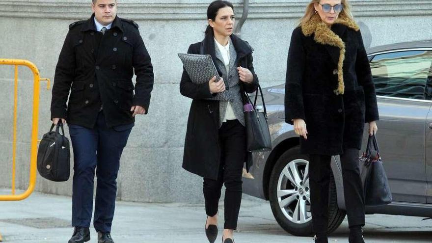 Julia van den Brule, en el centro, a la llegada ayer a la Audiencia Nacional con sus abogados.