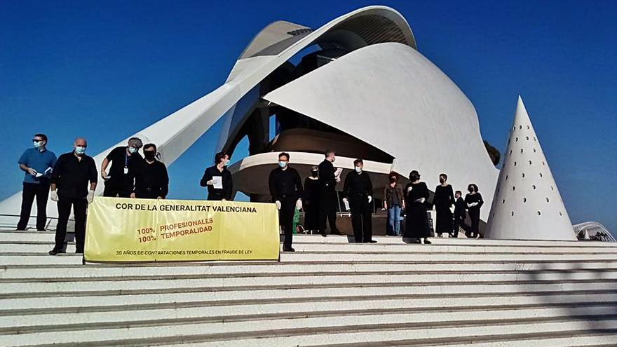 Los miembros del Cor en la protesta de ayer antes de la ópera. | L-EMV