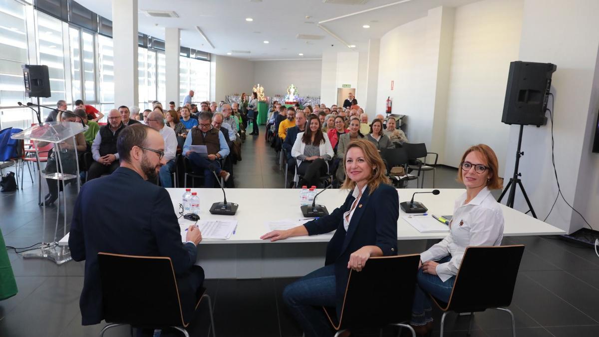 La alcaldesa, Begoña Carrasco, junto a la presidenta del Patronat de Festes, Noelia Carrasco; y el secretario, Eduardo del Pozo, antes de la asamblea, ayer.