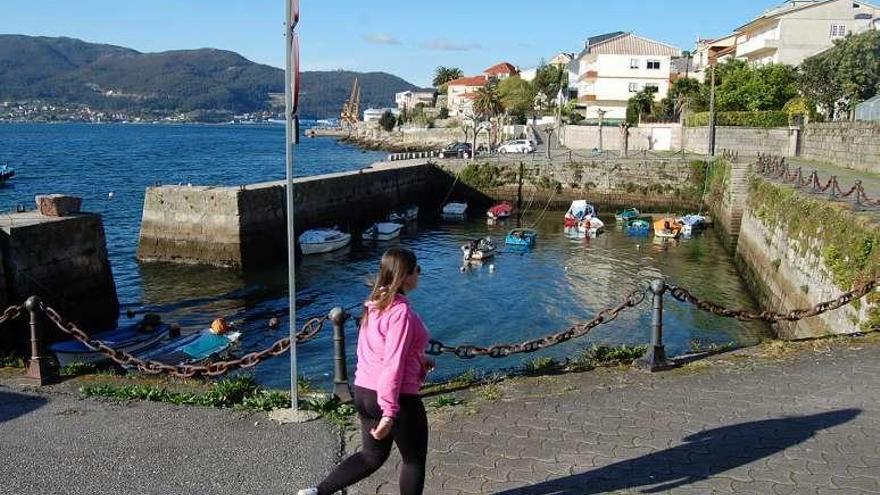 El dique de puerto de Chapela, donde se creará la piscina. // FdV