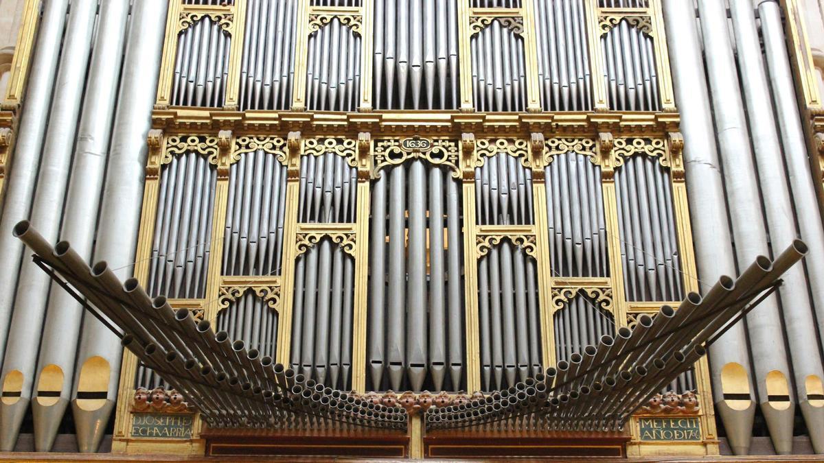 BURGOS detalle de la fachada y de la lengüetería tendida del órgano de la Epístola.