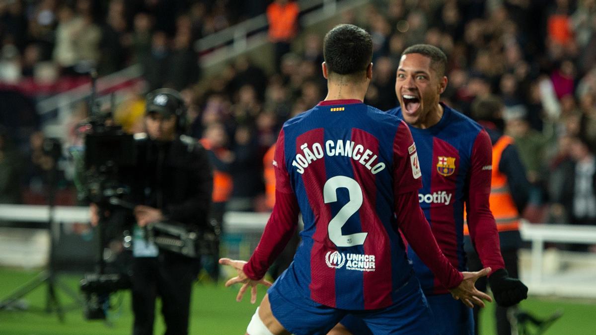 João Cancelo, que dio la asistencia a Vitor Roque, festeja el 1-0 del Barça a Osasuna en Montjuïc.