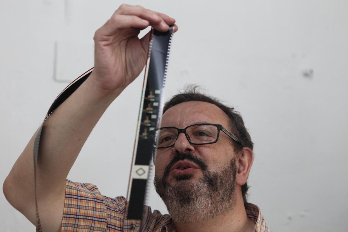 Martín Cañuelo, en la imagen, visionando una película de cine.