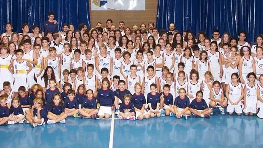 Foto de familia de los jugadores y técnicos durante la presentación de los equipos del club en el polideportivo de Consell.