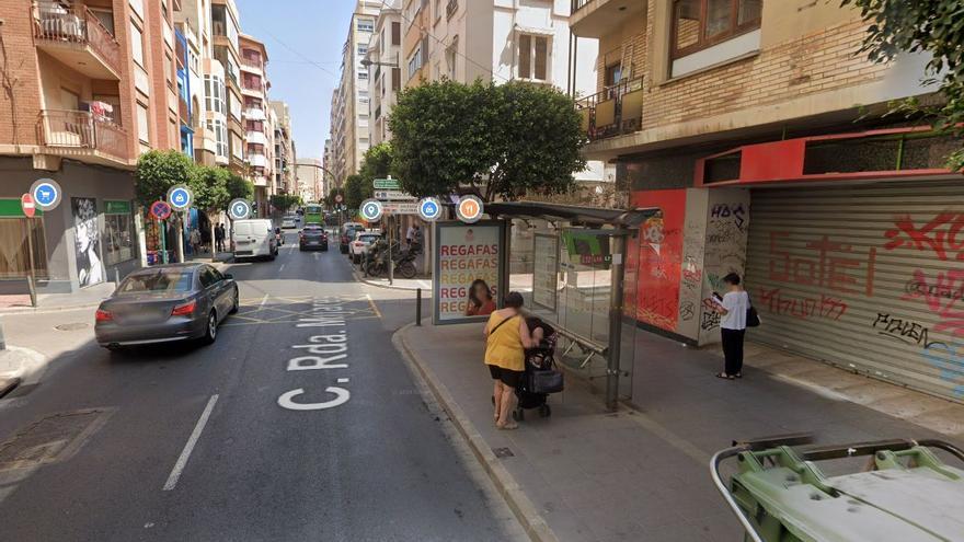 Una pasajera se engancha la ropa con la puerta del autobús y acaba atropellada en Castelló