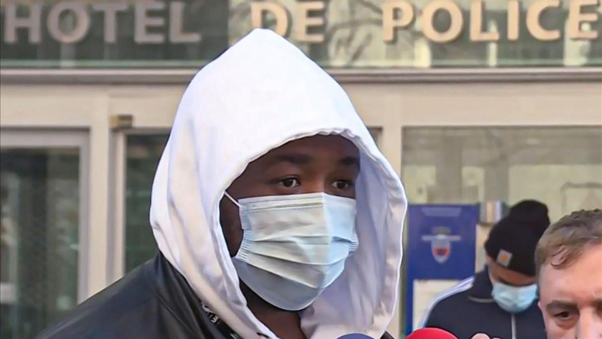 Michel, productor musical agredido por la policía, comparece ante la prensa en París.