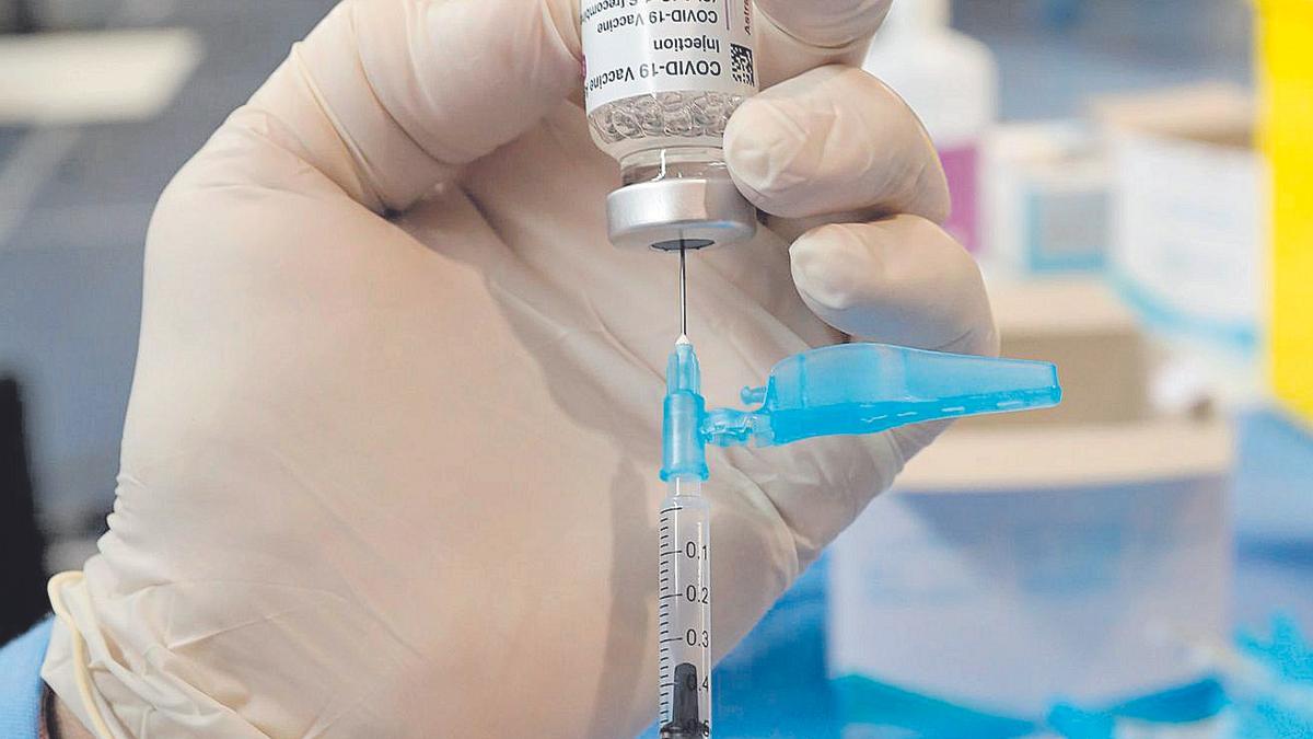 La EMA admite tres nuevos efectos secundarios de la vacuna del covid.