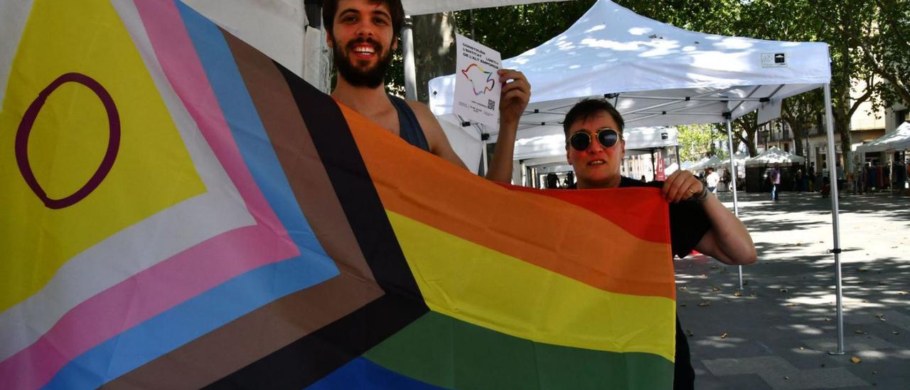 El col·lectiu LGBTI+ va lluir la bandera inclusiva a la Fira Merca Promo de Figueres, a la Rambla