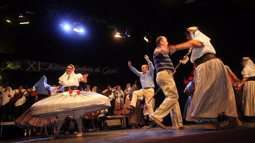 Momento del festival Montaña de Gaida en el teatro de Tías.