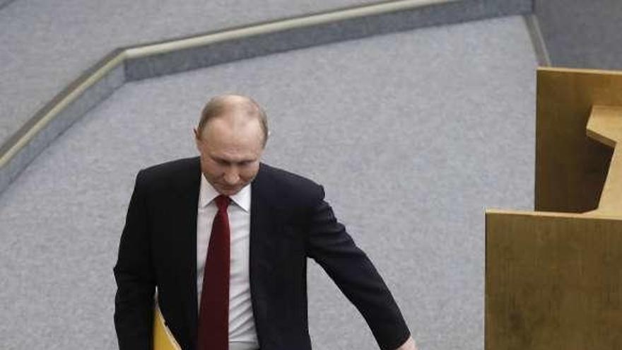 Putin abandona el estrado tras dirigirse a la Duma. // Efe