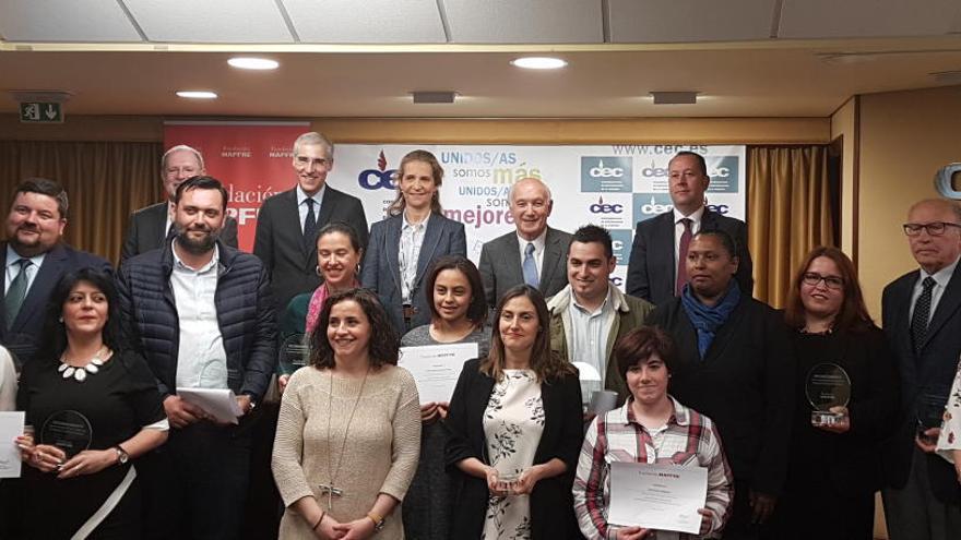 Fotografía de familia de la infanta Elena con los premiados.