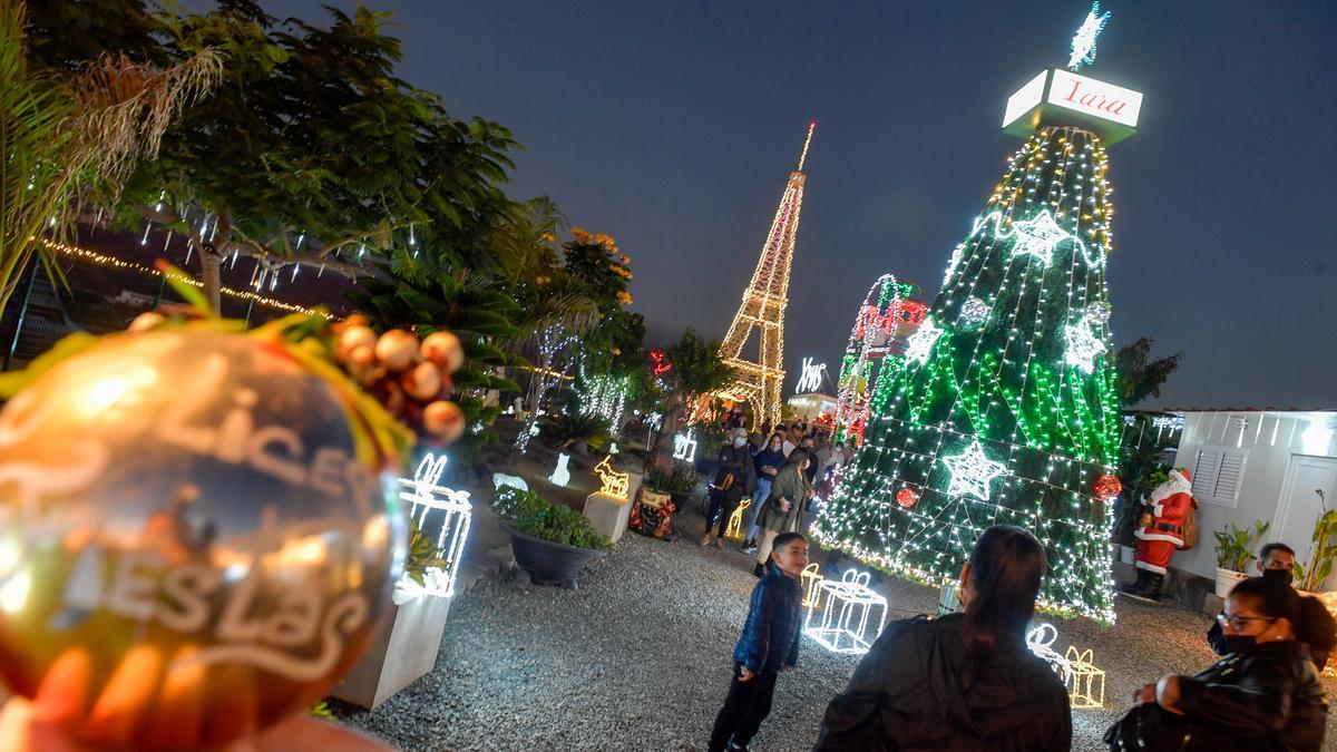 La casa de la Navidad tiene un árbol de gran tamaño.