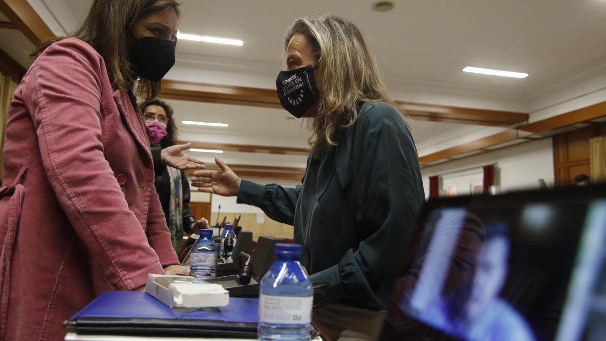 Isabel Ambrosio e Isabel Albás conversan antes de un Pleno.