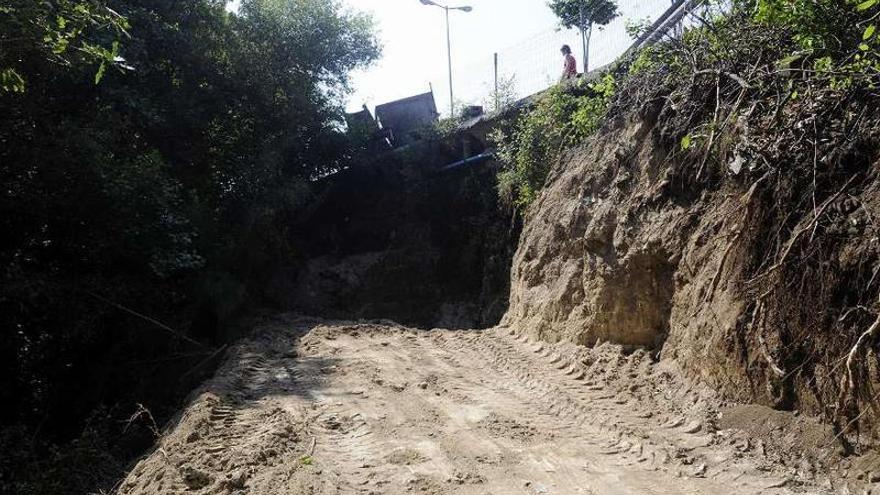 El acondicionamiento del talud abrió ayer la obra precisa para reparar la acera.