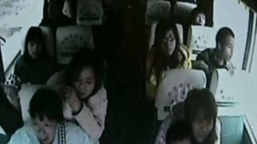 Tremendo susto entre los pasajeros de un autobús en China