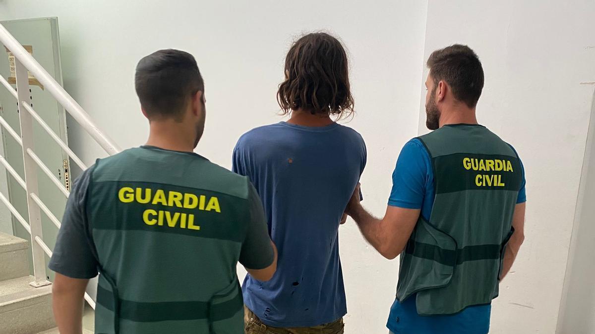 El arrestado custodiado por dos guardias civiles.