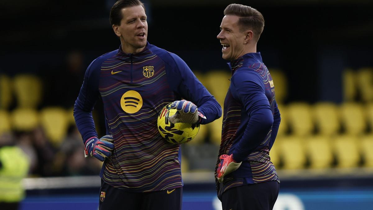 Wojciech Szczesny y Marc-André ter Stegen (d) calientan antes del partido de LaLiga entre Villarreal CF y FC Barcelona