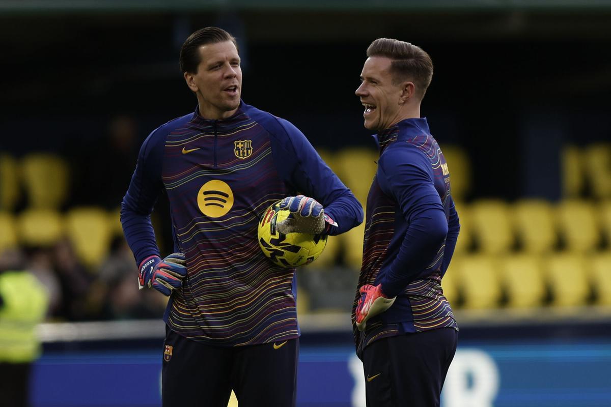 Wojciech Szczesny y Marc-André ter Stegen (d) calientan antes del partido de LaLiga entre Villarreal CF y FC Barcelona