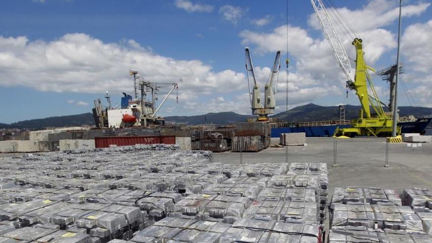 Bloques de granito, en Vigo para su exportación