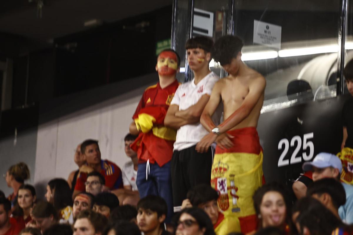 Llenazo en la Fonteta para ver la final España-Inglaterra Llenazo en la Fonteta para ver la final España-Inglaterra